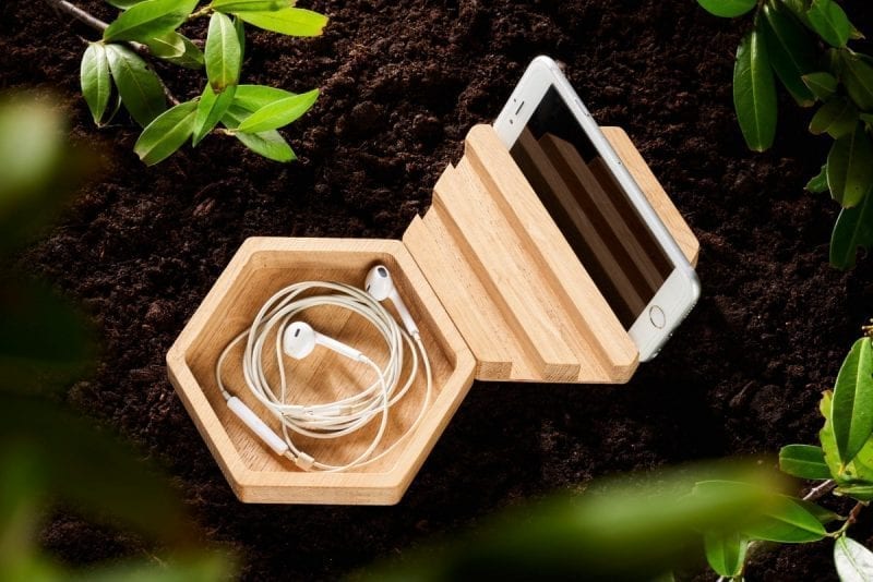 traeskaal-mobilholder-egetrae-smart-opbevaring-dansk-design-brugskunst-interior-boligindretning-segment-denmark